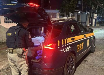 Depois de fugir por cerca de 20 quilômetros, motorista foi detido e confessou que transportava mais de 100 quilos de haxixe -  (crédito: PRF/Divulgação)