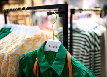 A produção de fast fashion por empresas chinesas mudou a configuração do comércio de roupas no mundo -  (crédito: Christophe ARCHAMBAULT / AFP)