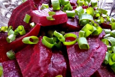 Nossa saúde é reflexo dos alimentos que ingerimos ao longo do dia. Assim, a beterraba é um vegetal rico em vitamina A, betalaína, carotenoides e flavonoides, antioxidantes, que traz inúmeros benefícios aos indivíduos. -  (crédito: Duque2010 - Flickr)