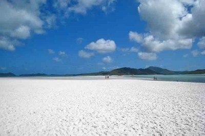 As praias mansas sÃ£o verdadeiros refÃºgios para quem busca tranquilidade e seguranÃ§a Ã  beira-mar. Com poucas ou nenhuma onda, elas proporcionam um ambiente mais seguro para banho e costumam oferecer uma paisagem serena e relaxante.  -  (crédito:  Flickr TheCoolKoala)