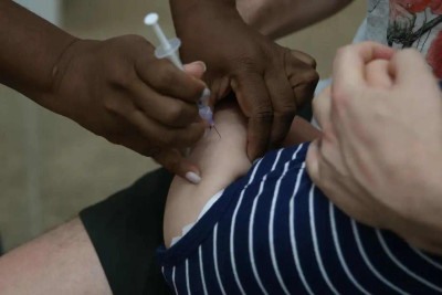 A vacinação contra a gripe e Covid-19 é especialmente recomendada para crianças com maior risco de desenvolver SRAG, incluindo aquelas menores de 12 anos -  (crédito: Valter Campanato/Agência Brasil)