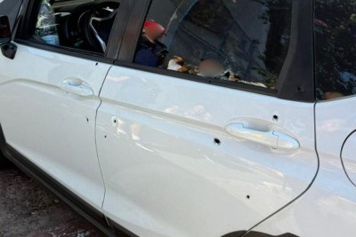 Carro do motorista de aplicativo, morto em Bangu, no RJ, ficou varado de balas -  (crédito: reprodução/redes sociais)
