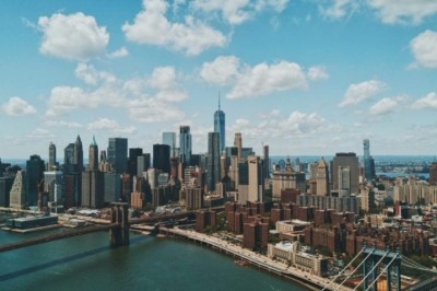 É certo que muita gente leva a questão de guardar dinheiro a sério, mas um cofre de Nova York ampliou essa ideia para outro patamar. -  (crédito: Patrick Tomasso/Unsplash)