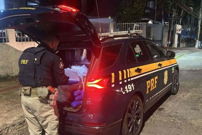 Depois de fugir por cerca de 20 quilômetros, motorista foi detido e confessou que transportava mais de 100 quilos de haxixe -  (crédito: PRF/Divulgação)