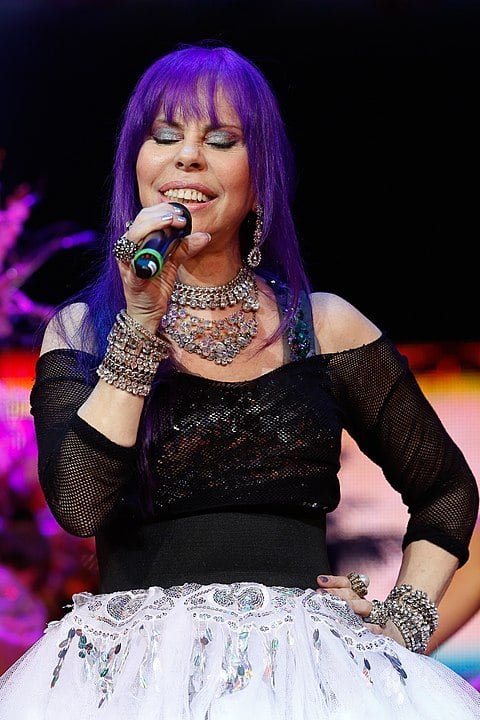 Baby do Brasil - A cantora nascida em Niterói (RJ), em 18/7/1952, se chama Bernadete Dinorah de Carvalho Cidade. Em 1969, começou carreira no grupo Novos Baianos e escolheu um nome "revolucionário":  Baby Consuelo, em referência ao filme “Meteorango Kid”. Em 1994, trocou para Baby do Brasil por causa de Numerologia.  