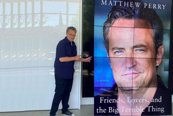 Além da morte em si, o documentário também aborda a batalha de Perry contra o vício, algo que ele já havia discutido em seu livro de memórias, "Friends, Lovers and the Big Terrible Thing", lançado em 2022.