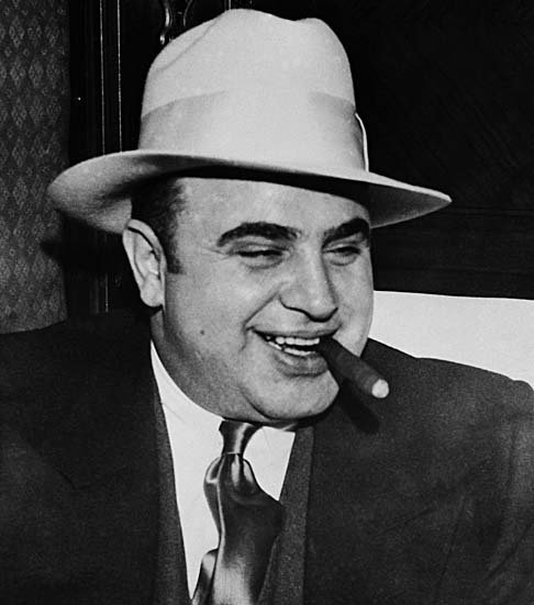 cidade se tornou palco de violentas disputas entre gangues, com destaque para Al Capone, que comandava um vasto império do crime.
