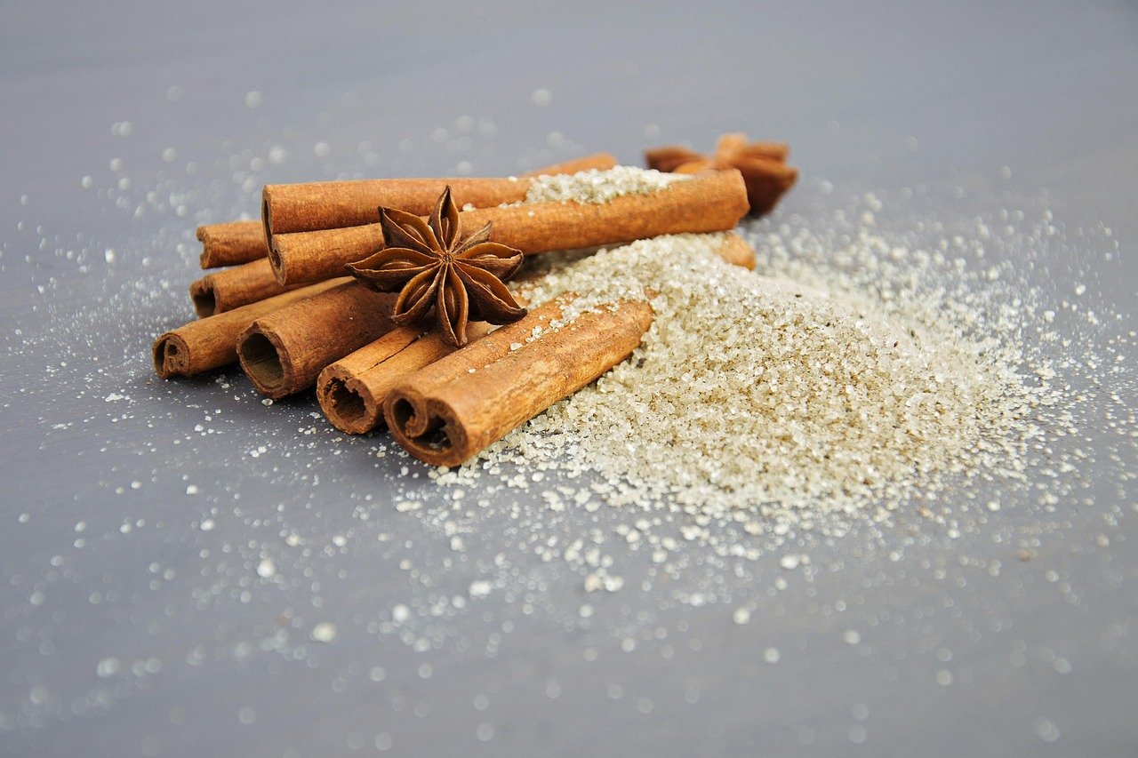 Dessa forma, a canela era utilizada desde a Antiguidade, mas se espalhou pelo mundo atravÃ©s das Grandes NavegaÃ§Ãµes. Ela era uma das especiarias mais importantes, juntamente com a pimenta, gengibre, cravo e noz-moscada.