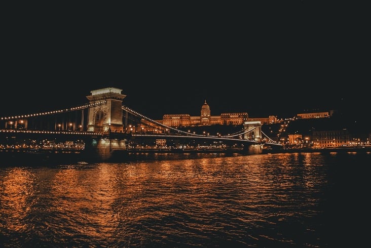 O rio é divisa natural de 10 países europeus: Alemanha, Eslováquia, Croácia, Bulgária, Moldóvia, Áustria, Hungria, Servia, Romênia e Ucrânia e corta importantes cidades, como Ulm, Ingolstadt, Ratisbona, Linz, Viena, Bratislava, Budapeste, Novi Sad, Belgrado, Ruse, Braila e Galati.


