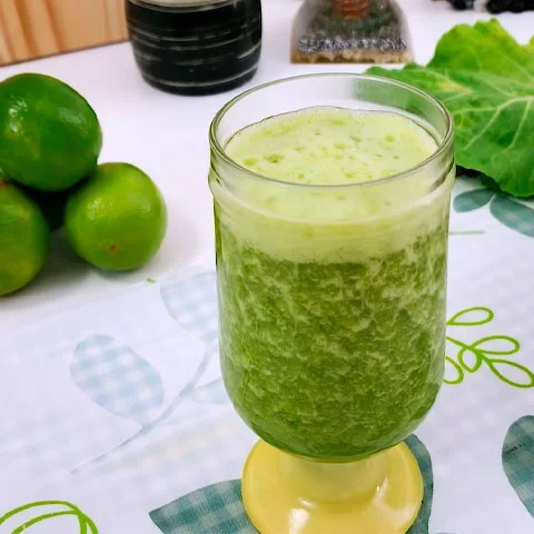 Por fim, os compostos presentes na couve podem ajudar a reduzir inflamações, beneficiando a saúde em geral e aliviando sintomas de doenças inflamatórias. Ela, então , pode ser consumida em forma de suco verde, que traz inúmeros benefícios à saúde. 