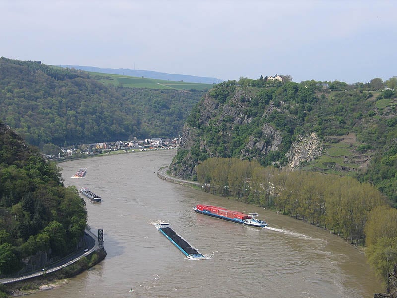 O rio banha Suíça, Áustria, Liechtenstein, Alemanha, França e Holanda. Logo, serve como uma fronteira natural e elo entre estas nações e ajuda no comércio e turismo. Historicamente, foi um local usado estrategicamente por militares, durante os tempos romanos e na Segunda Guerra Mundial. 