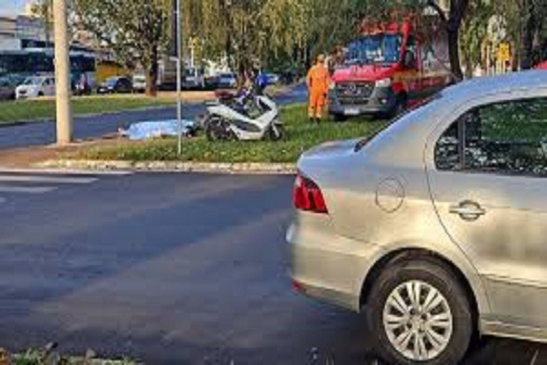 Ainda com vida, motoqueiro ficou estirado em passeio da praça, antes de ser levado por ambulância do Samu -  (crédito: Redes sociais)