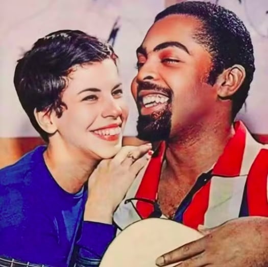 Em 1967, casou-se com Gilberto Gil, mas o romance durou pouco e eles se separaram em 1969 por conta do conturbado perÃ­odo da ditadura militar â?? na Ã©poca, Gil foi morar na Inglaterra, exilado. 