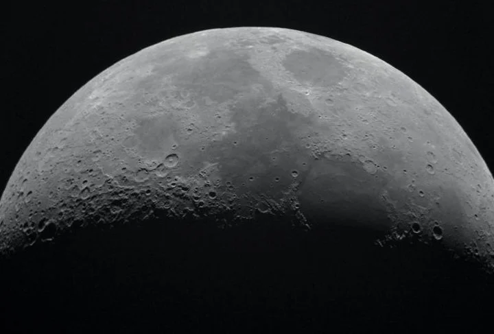 A série "Apollo's Moon Shot - Missão Lua" foi produzida para celebrar os 50 anos da Missão Apollo11, quando o homem pisou na lua. A série também mostra objetos raros do Museu Nacional do Ar e do Espaço Smithsonian.