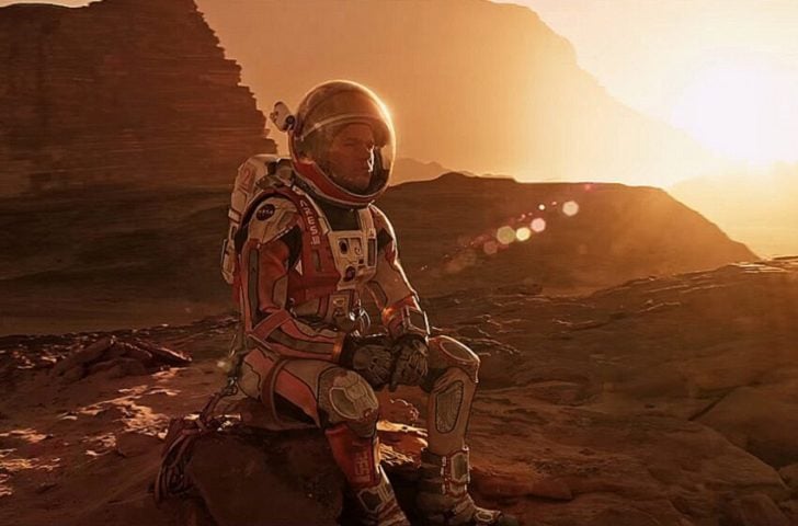Outro filme famoso do gênero é "Perdido em Marte". O astronauta Mark Watney (Matt Damon) vai realizar uma missão no planeta. Depois de uma tempestade, toda a sua equipe na Terra acredita que ele está morto. Mark inicia uma jornada de tentar fazer contato com Terra e retornar para sua casa.