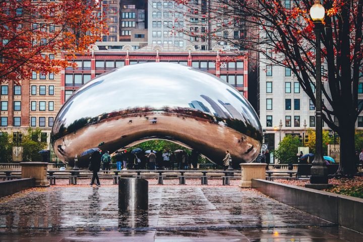 Outra atração famosa é o Millennium Park, onde está a famosa escultura "The Bean" (Cloud Gate).
