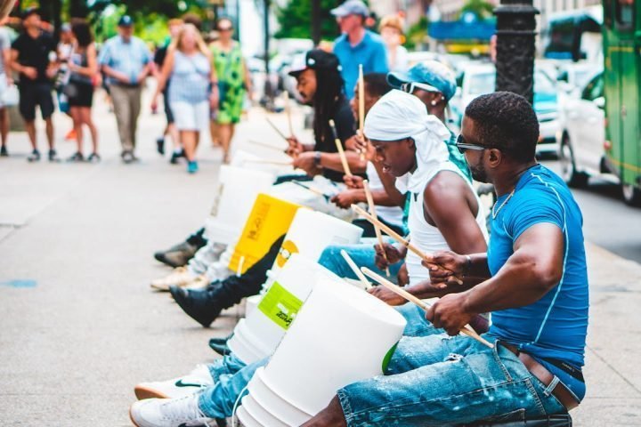 A cidade também impressiona por sua diversidade étnica e cultural, abrigando grandes comunidades afro-americanas, latinas, asiáticas e europeias, o que se reflete em seus bairros vibrantes e na variedade gastronômica.