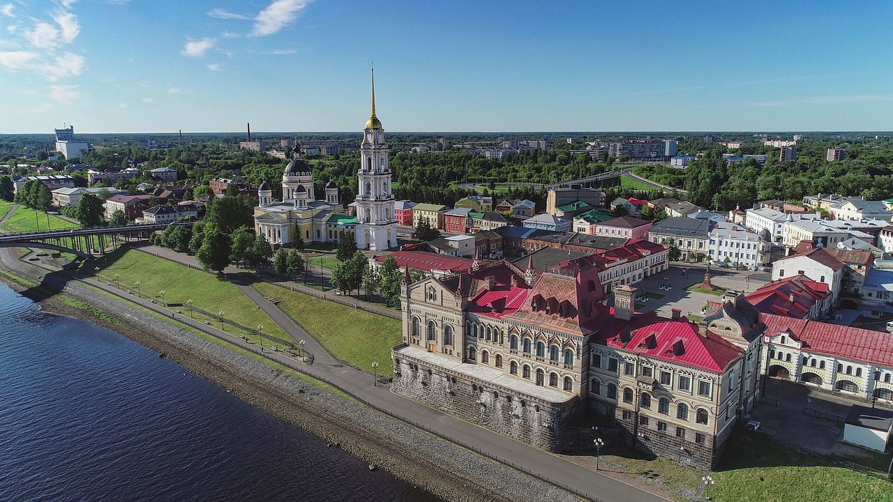 A região do Volga é rica em recursos de petróleo e gás natural. O rio facilita o transporte e também fornece água para as indústrias localizadas ao longo de suas margens. Além disso, é importante para a indústria de pesca, pela grande quantidade dos peixes mais diversos. 