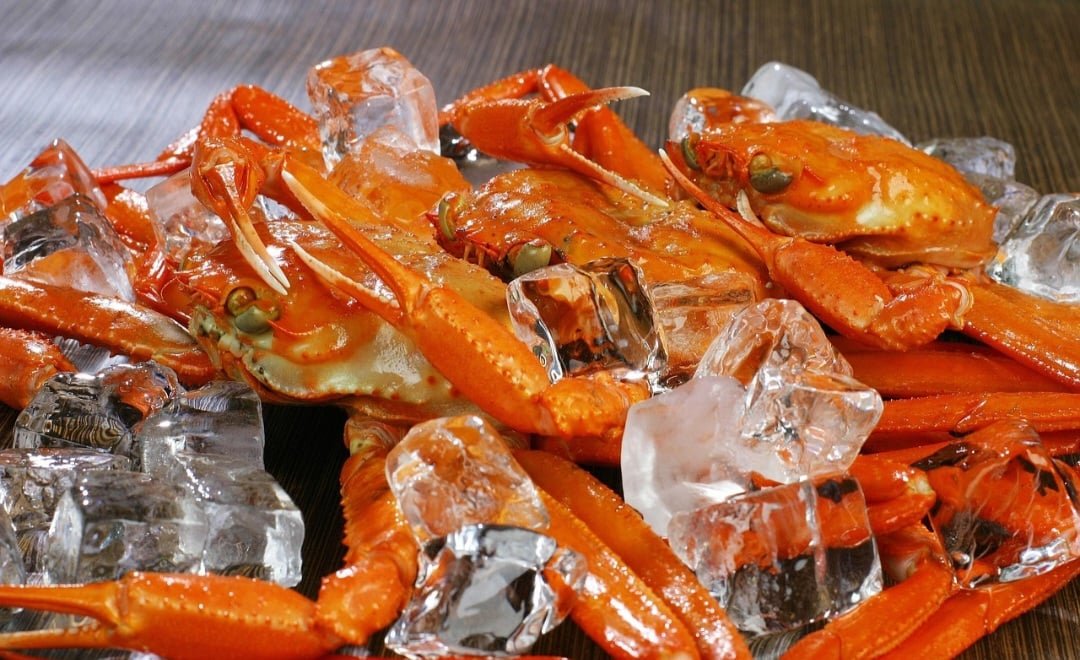 É importante estar ciente da possibilidade de alergias a frutos do mar, assim como evitar o consumo em excesso. No modo de preparo, também o uso de ingredientes com alto teor de gordura ou sal podem influenciar.