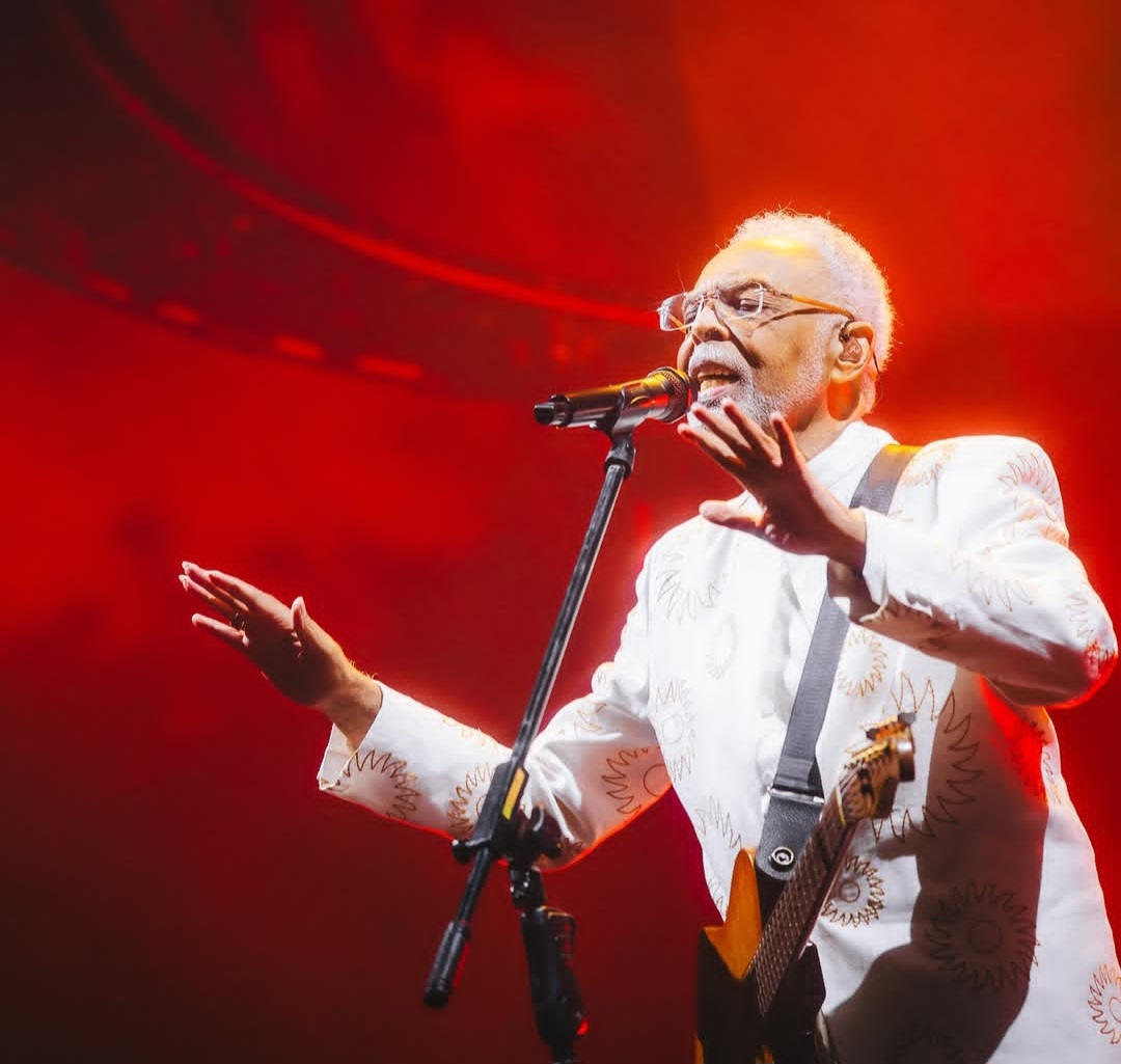 Durante a homenagem, Gilberto Gil leu um poema. Muita gente não sabe , mas ele foi casado com Nana na juventude, nos anos 1960. Ele declamou: "Cantar é viver, interpretar é morrer pela canção"