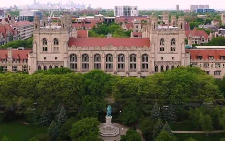 A cidade ainda é um polo de educação, com universidades renomadas como a Universidade de Chicago e a Northwestern University.