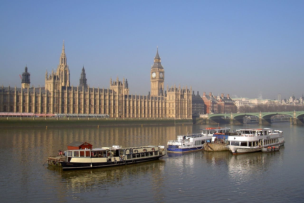 RIO TÂMISA - Localizado na Inglaterra, em Londres. O rio é utilizado há 2 mil anos e até hoje simboliza um marco para Londres. Com 346 km de extensão, é o maior rio inteiramente em solo inglês e o segundo maior de todo o Reino Unido. Além de Londres, esse rio banha cidades do Sul da Inglaterra, como Oxford, Eton, Wallingford, Reading e Windsor e deságua no Mar do Norte.
