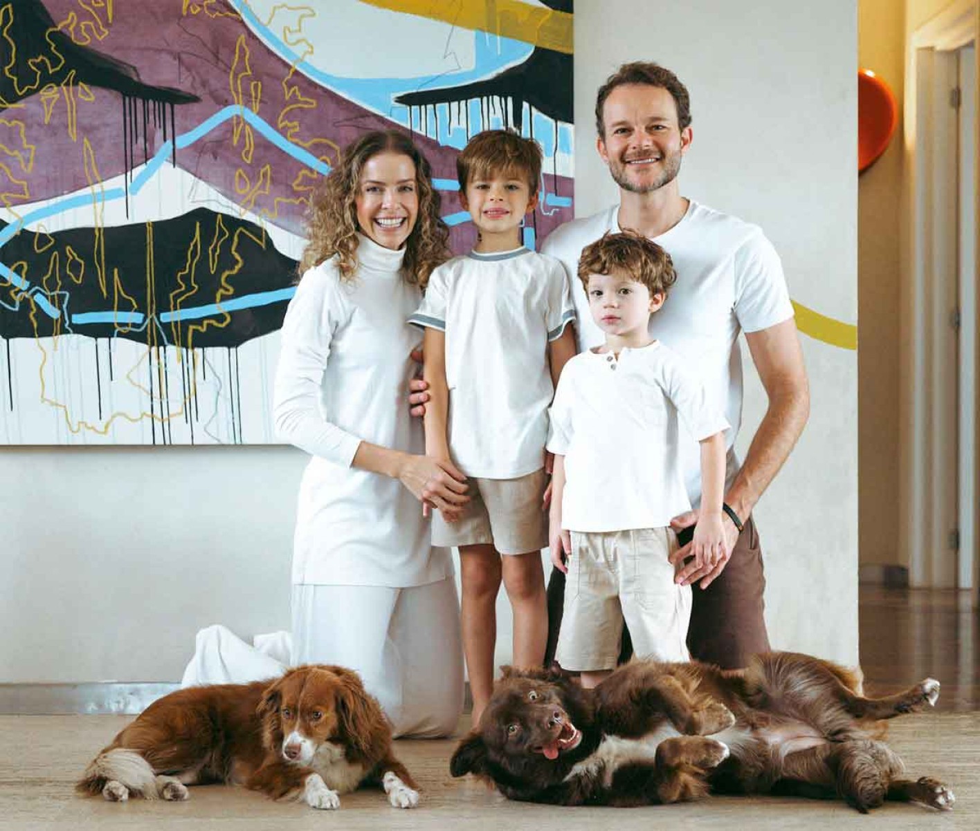 Naty e Alexandre com os filhos Davi e Daniel e as cachorras Zazá e Lua -  (crédito: arquivo pessoaL)