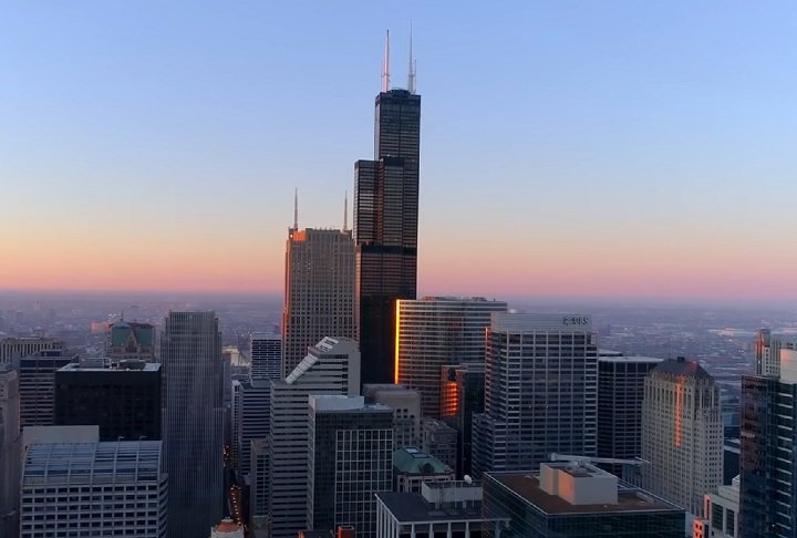 São muitas atrações icônicas em Chicago. Uma delas é o Willis Tower (antiga Sears Tower), um dos edifícios mais altos do mundo, que possui um mirante de vidro muito procurado por turistas.