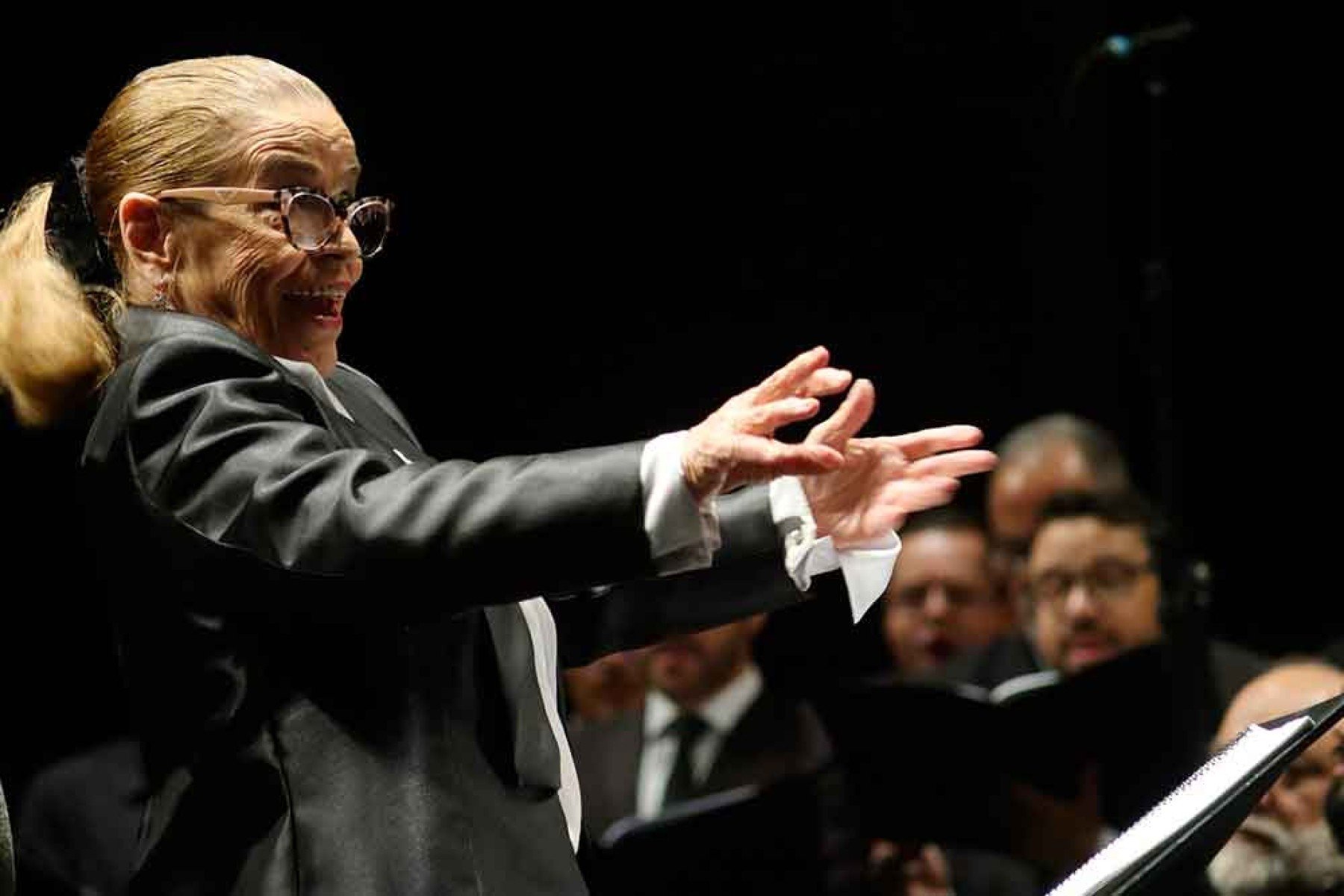 A regente Ângela Pinto Coelho, no palco
