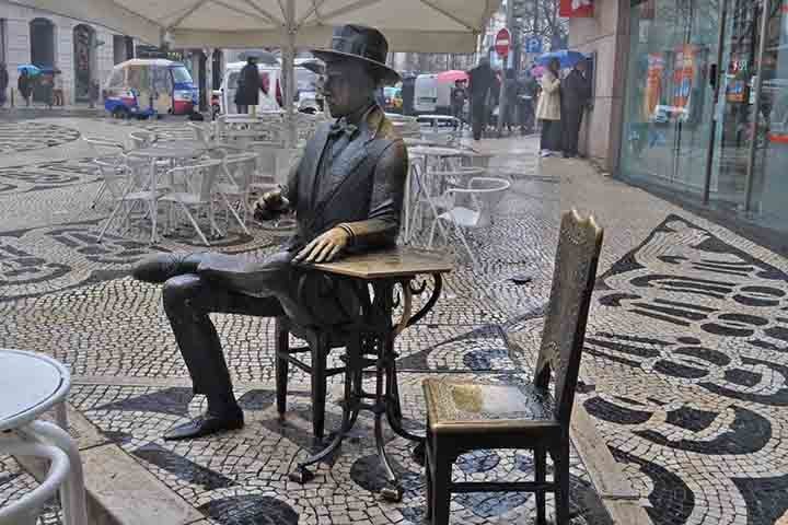 A criação de heterônimos é uma marca distintiva da obra de Fernando Pessoa. Estudos indicam que eles chegaram a sete dezenas. 
