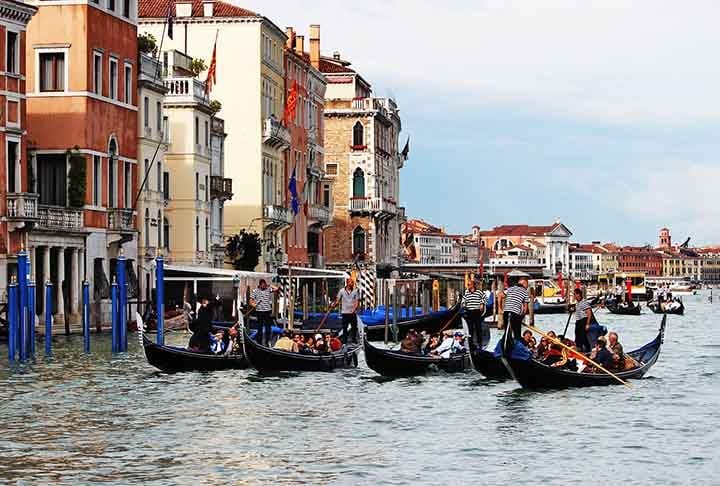 Veneza (Itália): A cidade italiana, que está sempre cheia de turistas, decidiu cobrar uma taxa de entrada, inclusive para quem está a pé. Também estabeleceu um limite máximo de visitantes por dia.