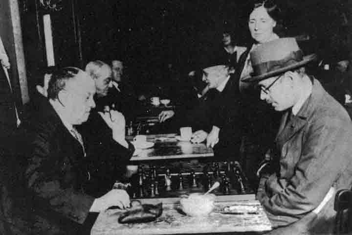 O primeiro heterônimo criado por Fernando Pessoa foi “um certo Chevalier de Pas”, ao seis anos de idade, conforme ele mesmo relatou em carta ao poeta e crítico Adolfo Casais Monteiro. 
