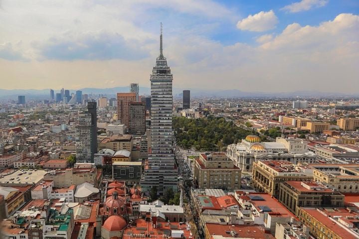 Como o México é muito mais rico do que os países imediatamente a sudeste de suas fronteiras, o país tem um problema crônico com a imigração ilegal a partir desses países, especialmente da Guatemala, Honduras e El Salvador