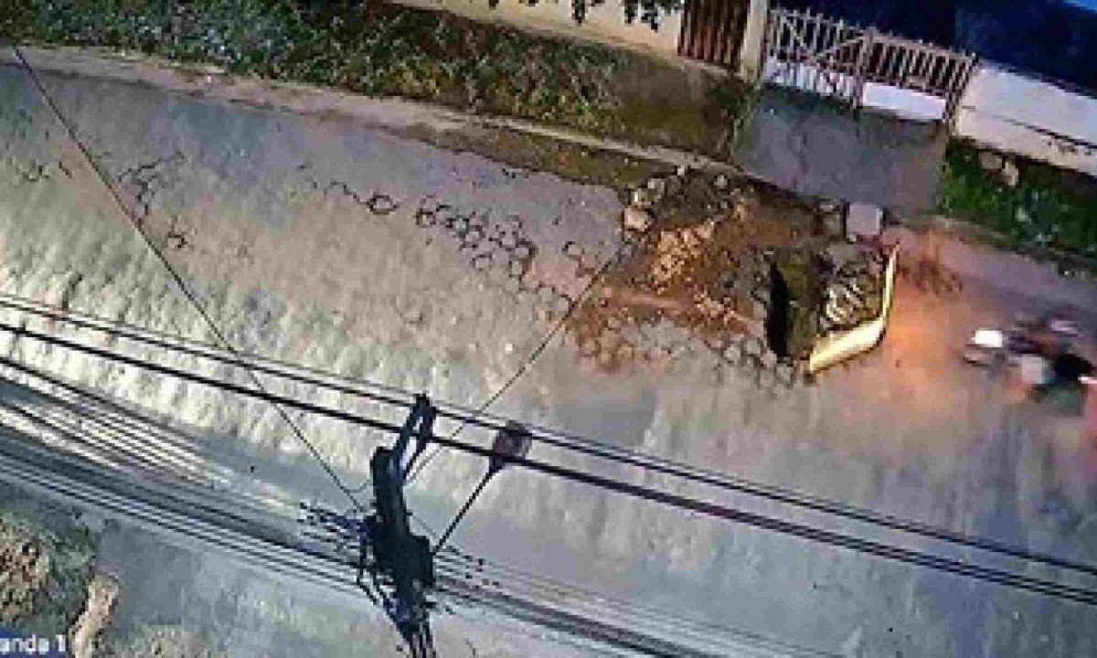 Câmeras de segurança flagraram momento em que motociclista bate em placa de sinalização em Padre Paraíso -  (crédito: Reprodução)