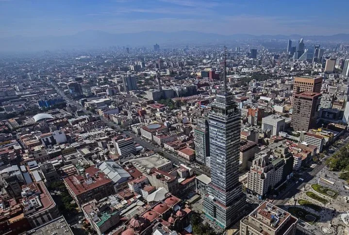 Tem 126 milhÃµes de habitantes (populaÃ§Ã£o estimada em 2020). O segundo mais populoso da AmÃ©rica Latina, atrÃ¡s do Brasil (que em 212 milhÃµes).  Ã? o paÃ­s mais populoso do mundo de lÃ­ngua hispÃ¢nica e o 11Âº em geral.