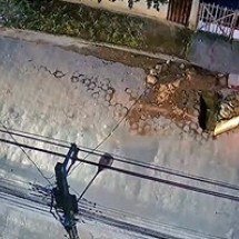 Vídeo: motociclista bate em placa de sinalização de obra e cai em buraco - Reprodução
