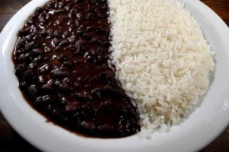 Preços de arroz e feijão acumulam queda de dois dígitos com safra maior no Brasil