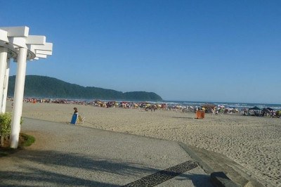 Uma iniciativa da marca Havaianas despertou a curiosidade dos banhistas que aram recentemente pela praia de Boqueirão, em Praia Grande (SP). -  (crédito: Panoramio - Jacinto@lves de Souza)