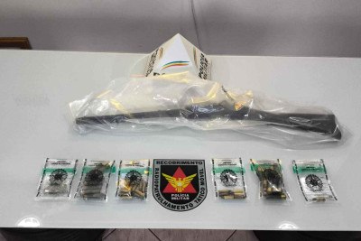 Polícia apreendeu uma arma de fogo e diversas munições no interior do armário do padrasto do adolescente -  (crédito: PMMG/Divulgação)
