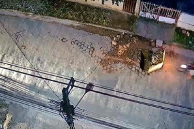 Câmeras de segurança flagraram momento em que motociclista bate em placa de sinalização em Padre Paraíso -  (crédito: Reprodução)