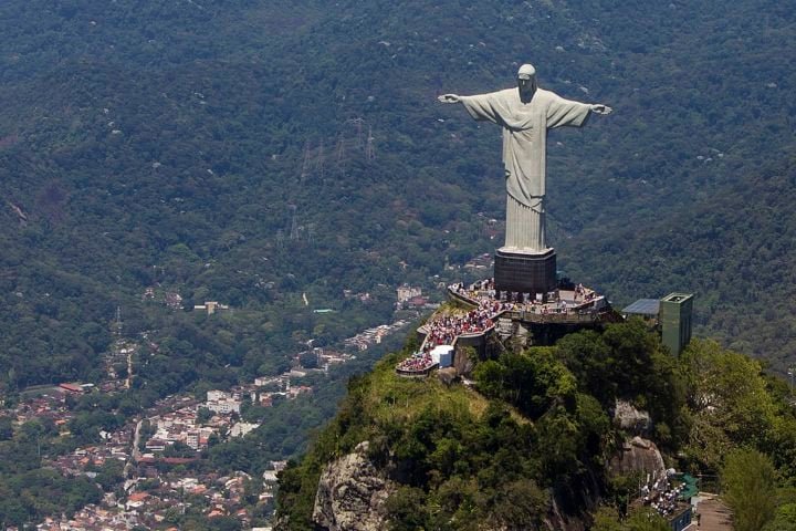 No interior do pedestal do Cristo Redentor, há uma capela dedicada a Nossa Senhora Aparecida, padroeira do Brasil.