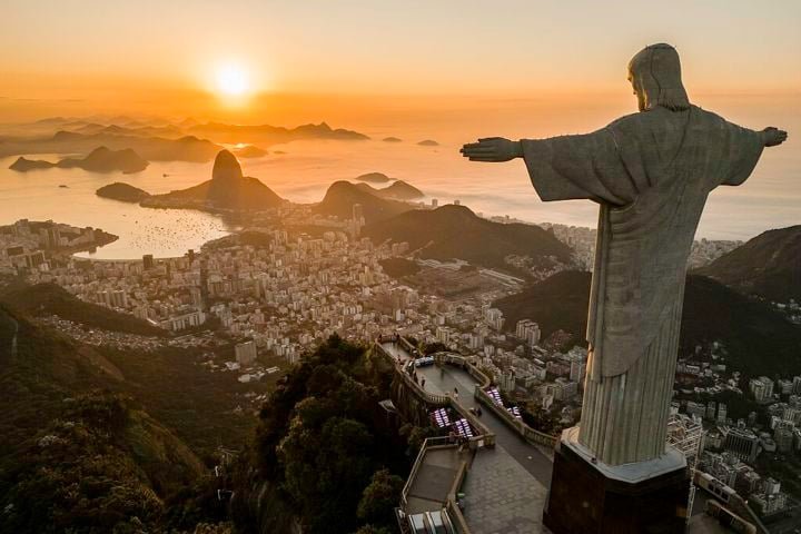 O monumento também é um ícone cultural, presente em filmes, músicas e obras de arte. Relembre algumas produções que mostraram o Cristo Redentor!