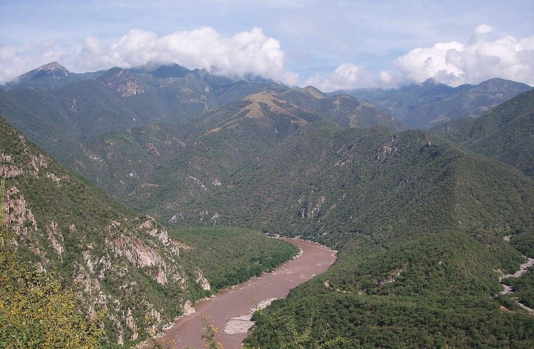 O MÃ©xico abriga numerosos lagos e lagoas em seu territÃ³rio, mas a maioria Ã© pequena. E hÃ¡ vÃ¡rios rios, sendo o Rio Grande (foto) o maior do paÃ­s, com 3.034 km de extensÃ£o, na fronteira com os EUA.
