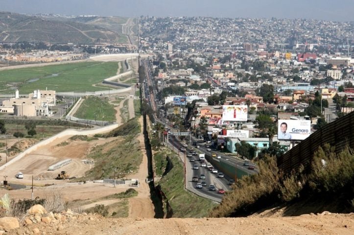 Por outro lado, o paÃ­s tambÃ©m enfrenta as queixas de imigraÃ§Ã£o ilegal de mexicanos nos EUA. Na foto, a separaÃ§Ã£o da cidade de Tijuana, no MÃ©xico, densamente povoada, e do Condado de San Diego, nos EUA.