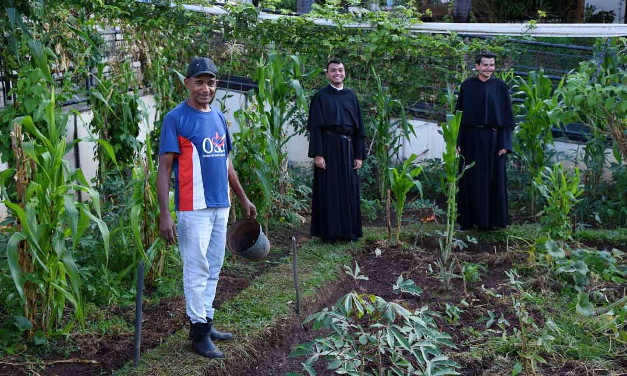 Na horta, O veterano frei Antônio Vicente Sales (E), de 73 anos, há 32 na ordem, com os jovens em formação: harmonia com trabalho e convivência Na horta, O veterano frei Antônio Vicente Sales (E), de 73 anos, há 32 na ordem, com os jovens em formação: harmonia com trabalho e convivência