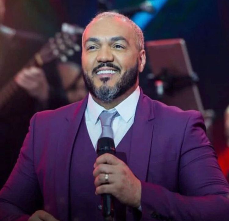 Ele é um dos nomes mais icônicos do pagode romântico no Brasil, tendo alcançado grande sucesso tanto como integrante do grupo Soweto quanto em sua carreira solo.