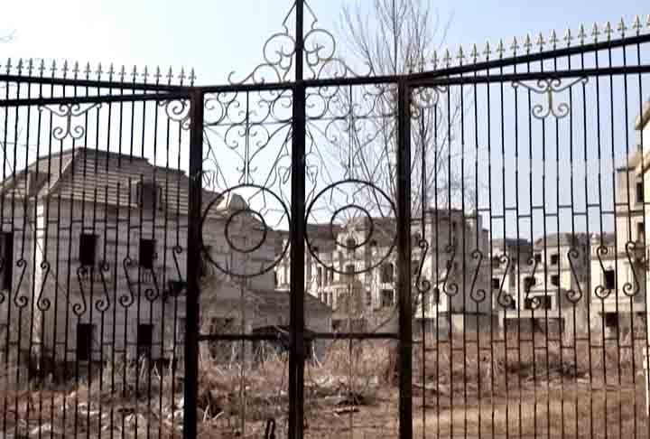 Isso aconteceu porque a China passou por uma crise econômica, e o mercado de imóveis era visto como uma maneira segura de investir dinheiro.