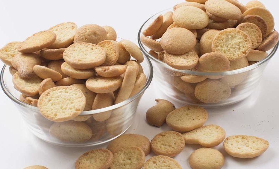 Não há um consenso sobre a origem do "tareco", mas argumentam que provavelmente surgiu em Pernambuco e ganhou o Nordeste ao longo dos anos. Na Bahia, a comida é conhecida por “biscoito paciência” e segue uma receita semelhante ao consumido em Recife.