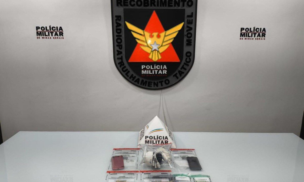 Material encontrado no interior do apartamento do suspeito foi apreendido e encaminhado para a delegacia -  (crédito: PMMG/Divulgação)