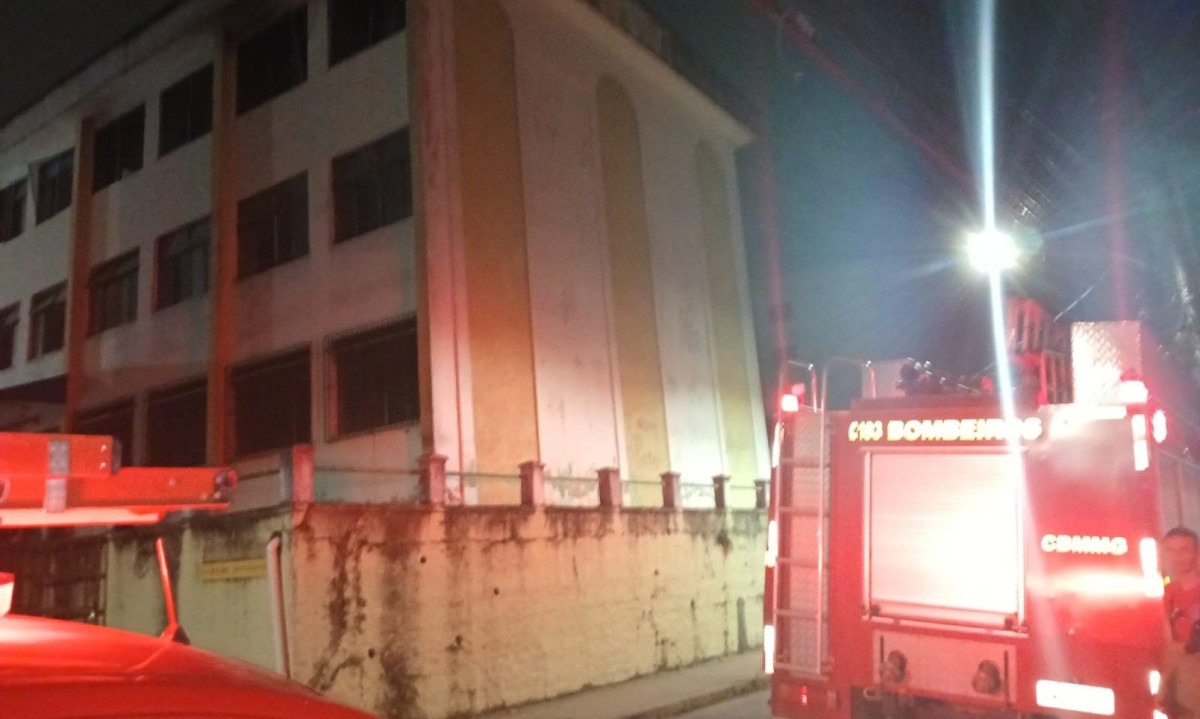 Corpo de Bombeiros foi acionado para conter incêndio, mas fogo foi controlado por eletricista que fazia manutenção na rede -  (crédito: CBMMG)